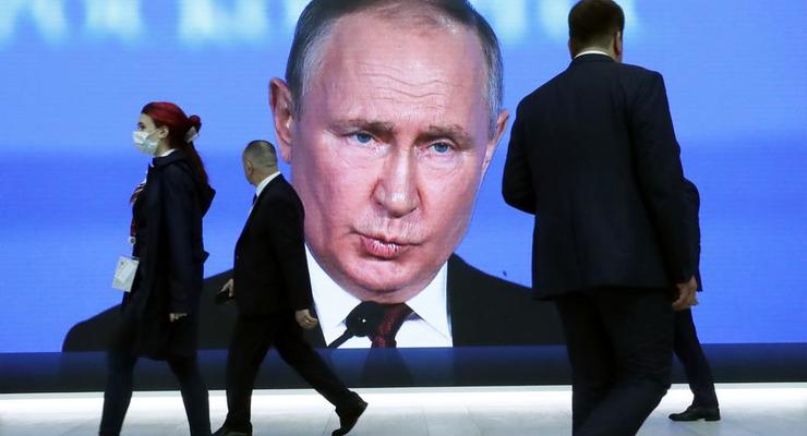 В Санкт-Петербурге обстреляли статую Путина в образе императора