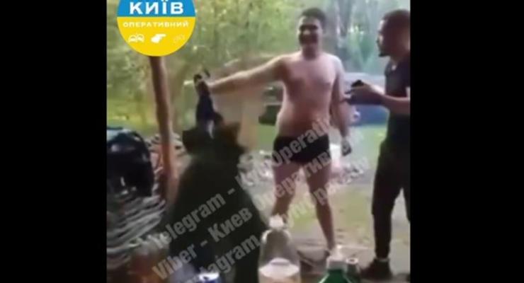 В Черновцах мужчина жестоко убил павлина. 18+