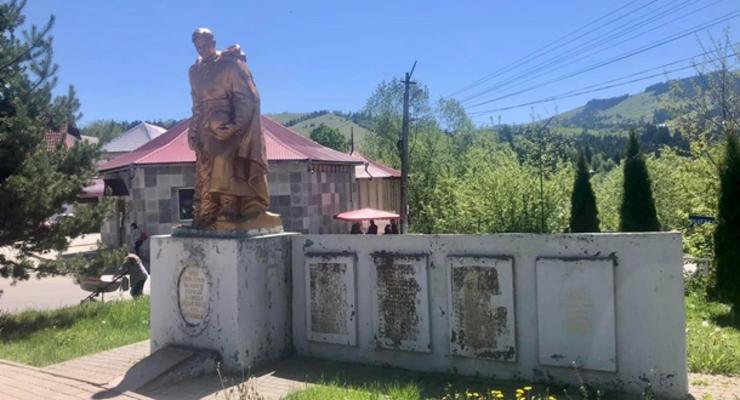 На Прикарпатье демонтировали памятник советскому "освободителю"