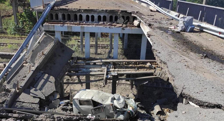 Оккупанты уничтожают с вертолетов дороги и мосты до Лисичанска – Гайдай