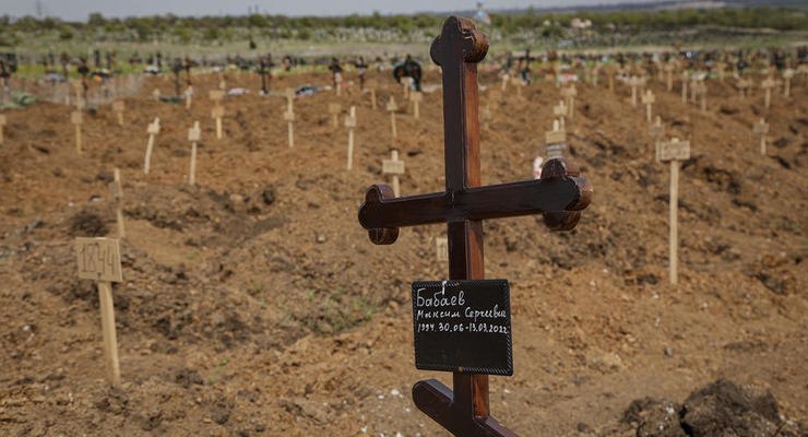 В Мариуполе снова нашли братскую могилу: в ней более 100 тел
