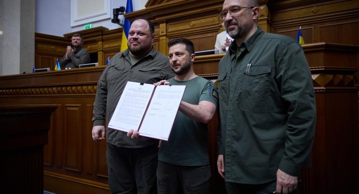 Зеленский, Шмыгаль и Стефанчук подписали важный документ: Детали