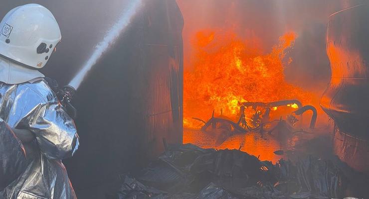 В Николаеве возник масштабный пожар на предприятии