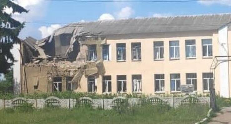 Вертолет из РФ обстрелял ракетами школу на Сумщине