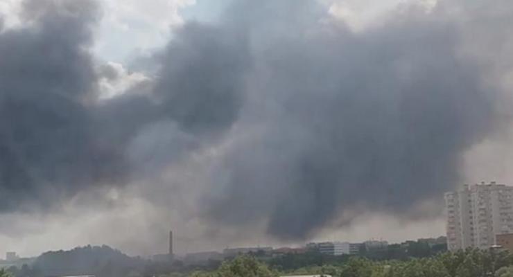 В Донецке сообщают о взрывах и пожарах