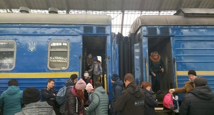 Укрзализныця добавит вагоны к эвакуационному поезду с Донбасса