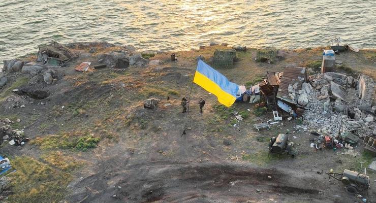 ВСУ установили флаг Украины на освобожденном Змеином – фото и видео