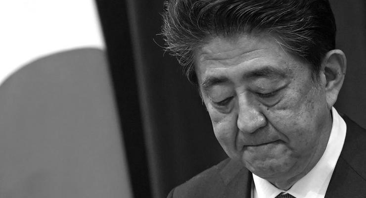 Экс-премьер Японии Абэ умер после покушения