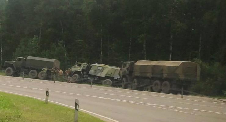 В Беларуси заметили колонну грузовиков с символами "V"