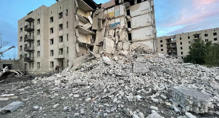 Ворог обстріляв житловий будинок на Донеччині: понад 30 осіб можуть бути під завалами