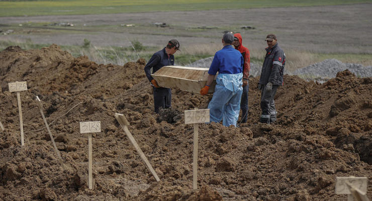 В Мариуполе захватчики возобновили эксгумацию: тела свозят в братскую могилу