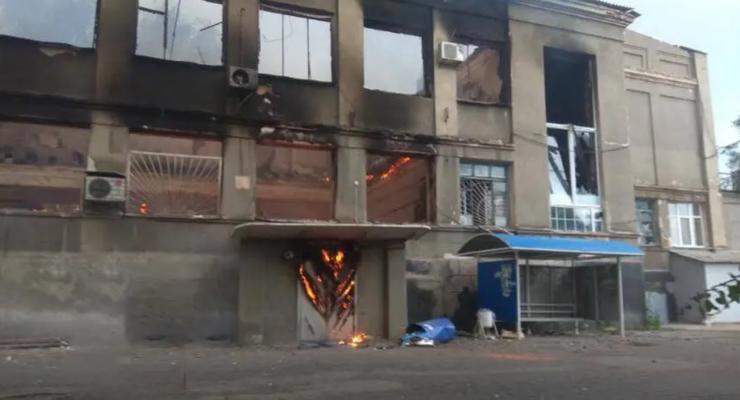 Войска РФ обстрелами разрушили здание администрации в Соледаре