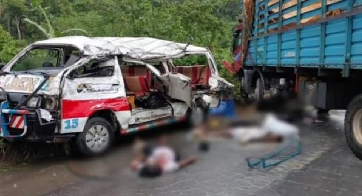 У Камеруні вантажівка зіткнулася з автобусом: 13 людей загинули