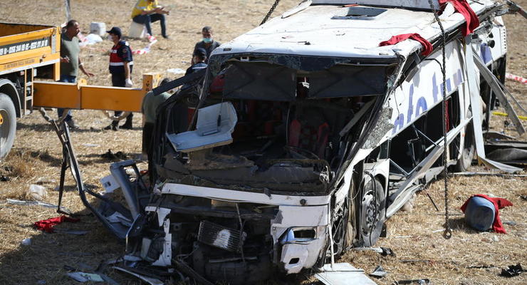 В Турции с обрыва сорвался микроавтобус с людьми: много пострадавших
