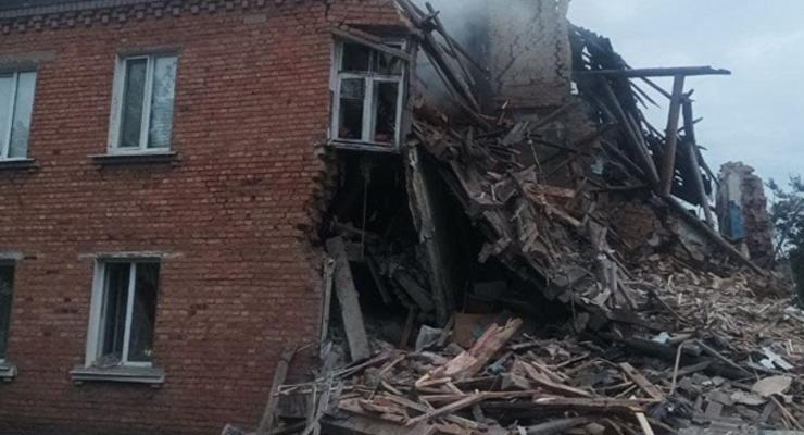 Ракетный удар по Чугуеву: разрушены дома, работают спасатели