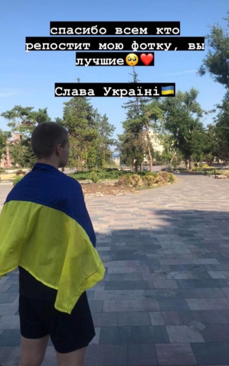 В Мариуполе юноша с флагом Украины вышел к Драмтеатру / t.me/mariupolrada