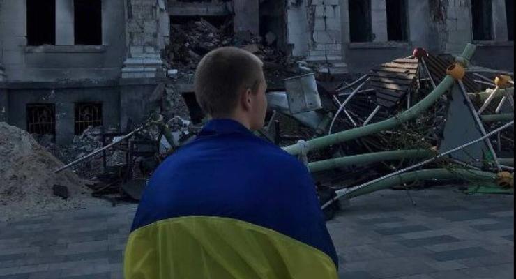 В Мариуполе юноша с флагом Украины вышел к Драмтеатру