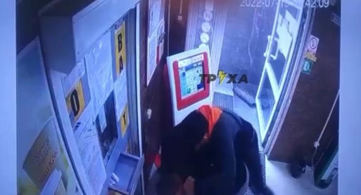 Убийство в обменнике в Ровно: появилось видео