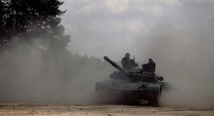 Российский танк открыл огонь по украинским комбайнерам