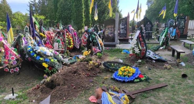 На кладбище в Умани повредили могилы военнослужащих