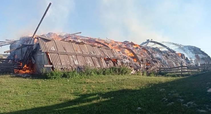 Россияне открыли массированный огонь по Сумщине: горит ферма