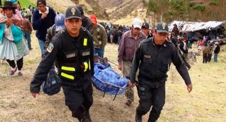 В Перу 16 человек погибли при падении фургона в пропасть