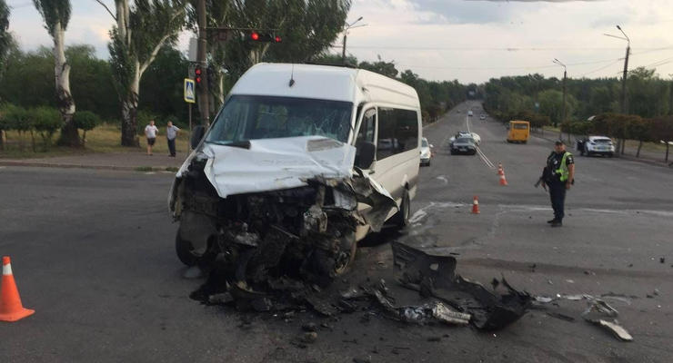 В Кривом Роге грузовик протаранил маршрутку: много раненых