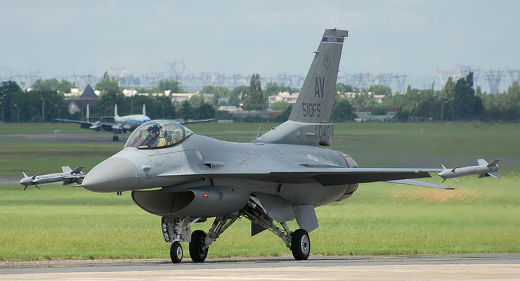 Навчання українських пілотів на F-15 та F-16 не ведеться – ЗСУ
