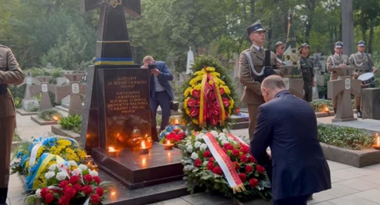 Дуда схилив коліно перед пам'ятником воїнам УНР