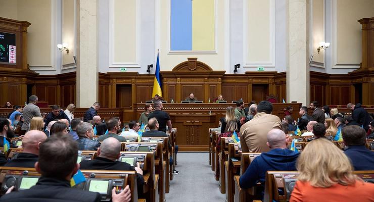 Рада продлила мобилизацию и военное положение в Украине