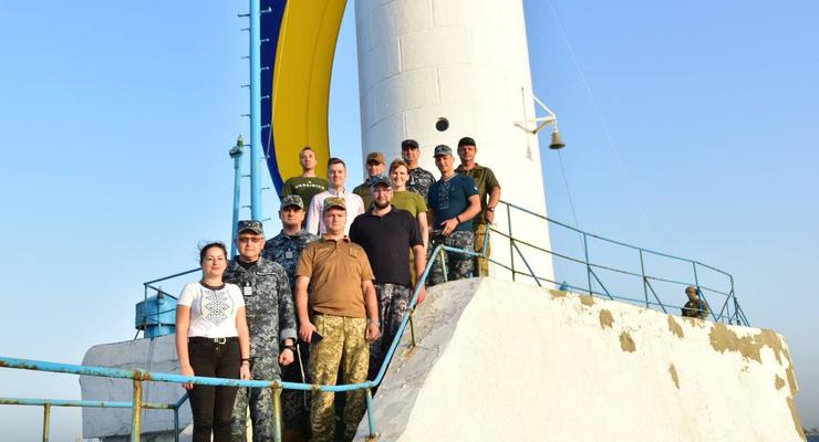 В Одессе на маяке развернули гигантский флаг Украины
