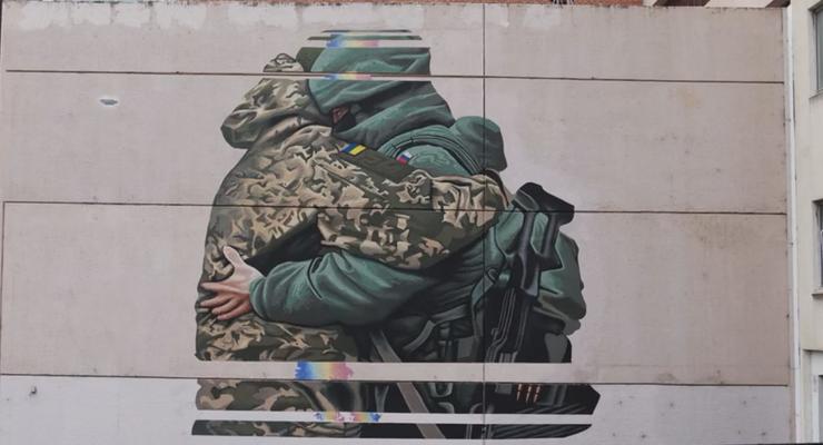 Солдат РФ и Украины в обнимку: закрасили скандальный мурал в Мельбурне