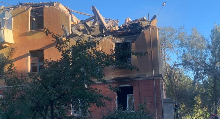 Из-за обстрелов в Славянске разрушены дом и школу: фото