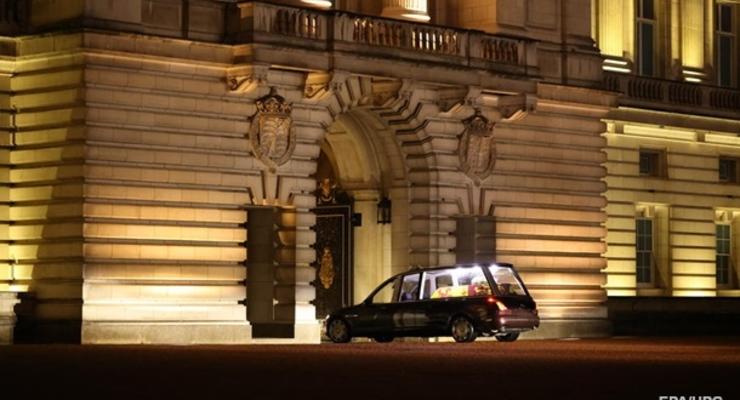 Гроб королевы Елизаветы II доставили в Лондон