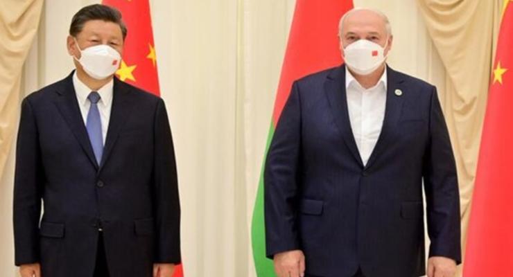 Лукашенко для встречи с Си Цзиньпином пришлось надеть маску
