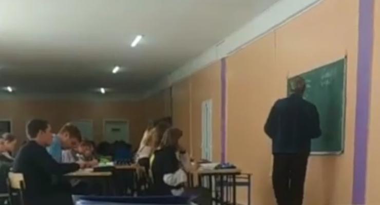 В оккупированном Мариуполе дети учатся в коридорах: видео
