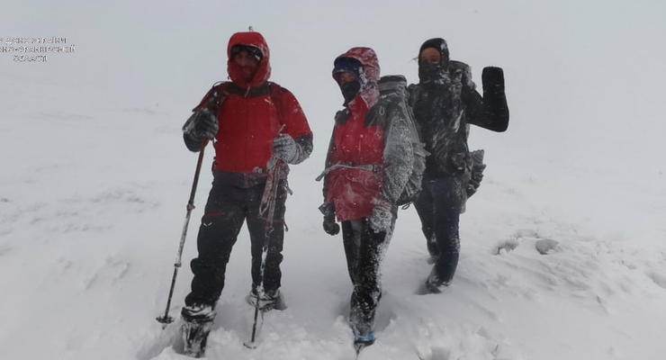 Снега по колено: В Карпатах началась зима