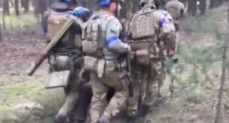 Нацгвардейцы на востоке оказали помощь пленному оккупанту: видео