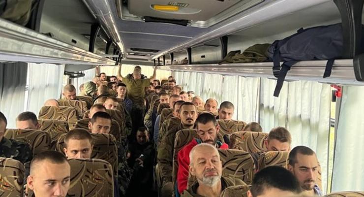 Появилось фото освобожденных из плена российских оккупантов