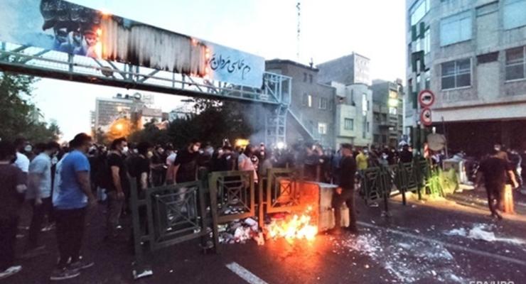 Жгут машины и нападают на полицию: в Иране не утихают массовые протесты