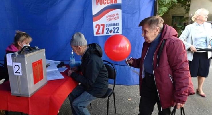 В Каховке оккупанты дают деньги за "нужную" отметку на "референдуме" - СМИ