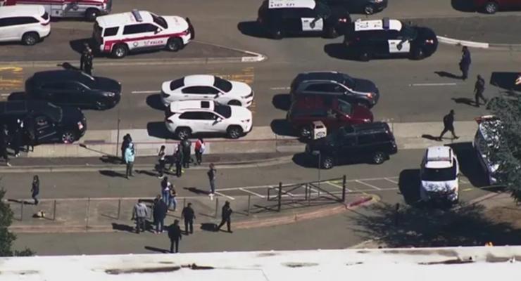 При стрельбе в школе в Окленде ранено шесть человек