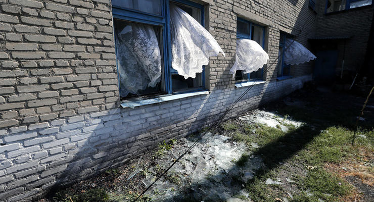 В Мариуполе оккупанты сжигали украинские книги во дворе школы