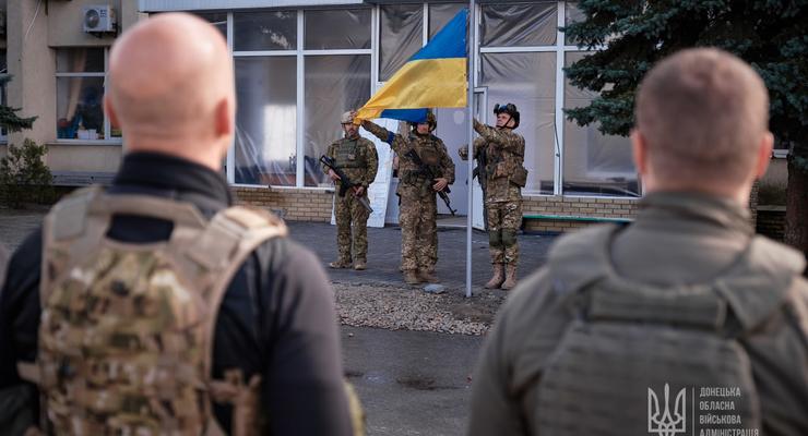 ВСУ официально подняли украинский флаг над Лиманом: фото