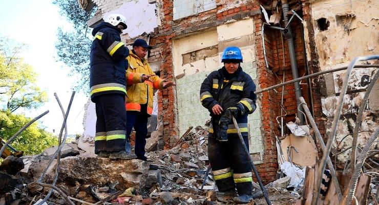 В Запорожье из-под завалов спасатели достали семью с ребенком: видео