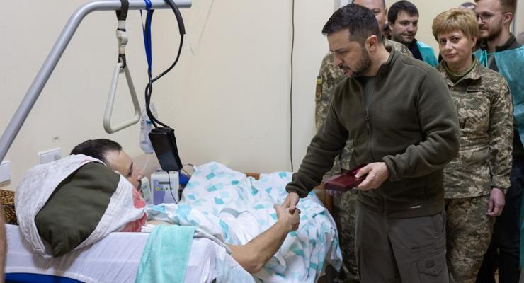 Зеленский посетил военный госпиталь: фото