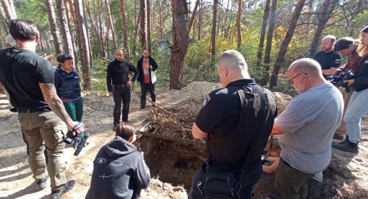 На Харьковщине оккупанты бросили связанных мужчин в четырехметровую яму