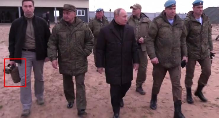 Путин ходит с "ядерным чемоданом"? - СМИ опубликовали видео