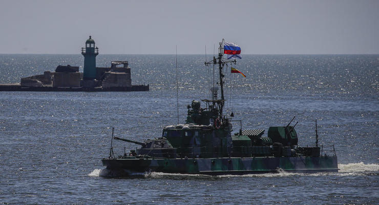 В Черном и Азовском морях на боевом дежурстве находится 7 кораблей РФ