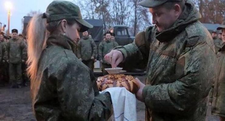 В Беларуси военных РФ встречают с хлебом-солью